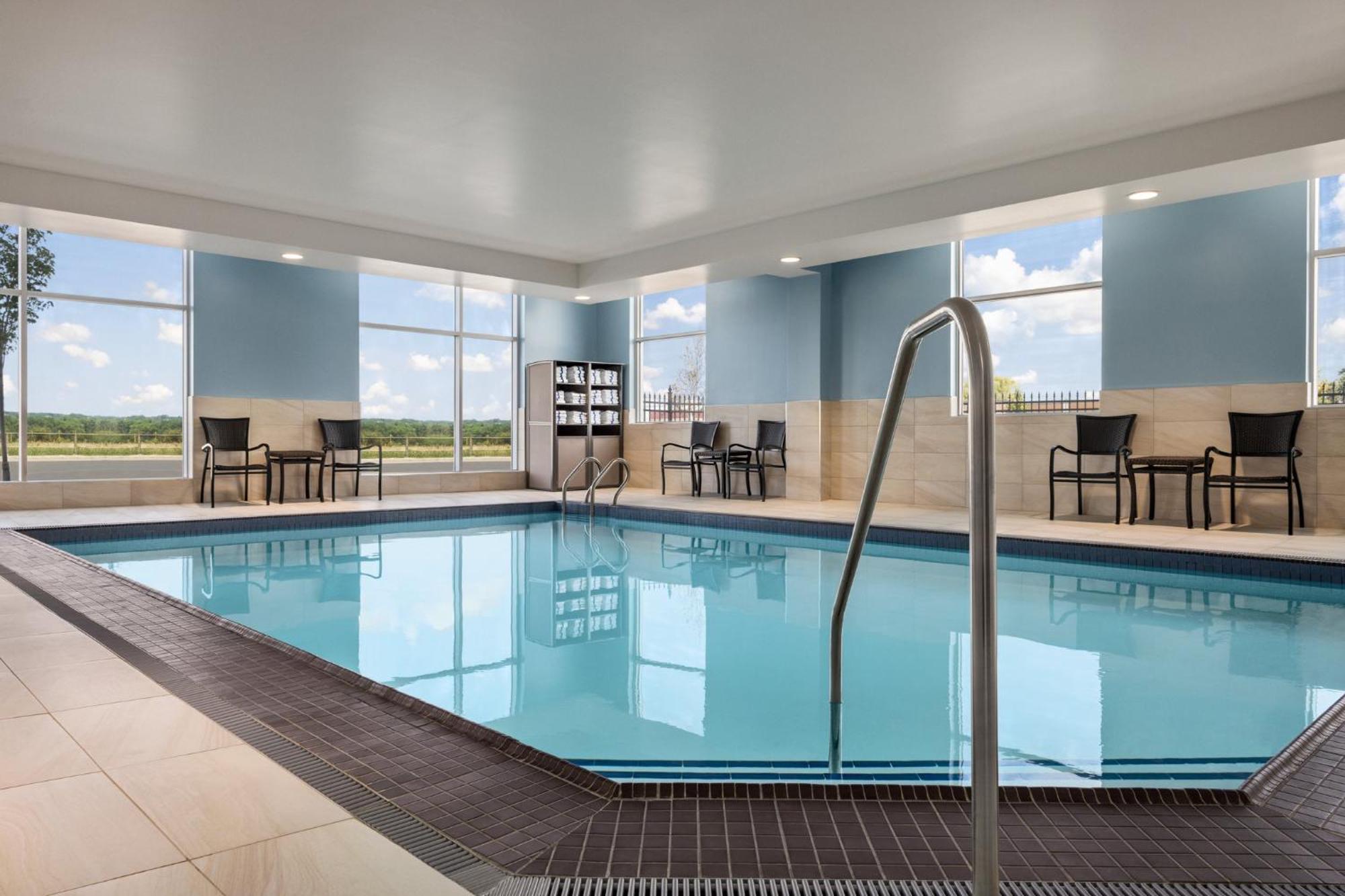 Holiday Inn Express - Strathroy By Ihg Exterior foto